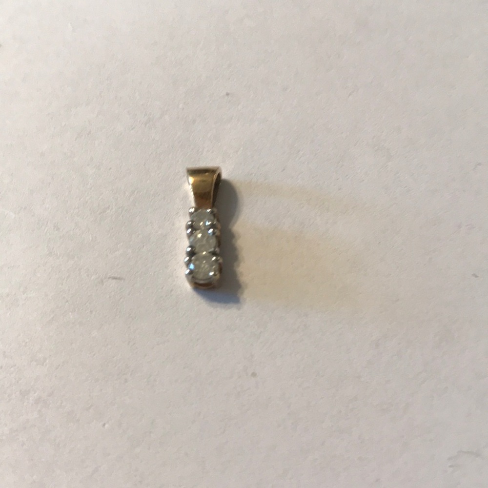 3 diamond pendant 14 kt gold